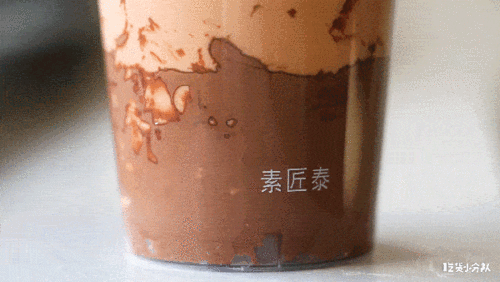 一杯是奶茶,一杯是巧克力,热巧克力是冬天必喝的热饮呀!