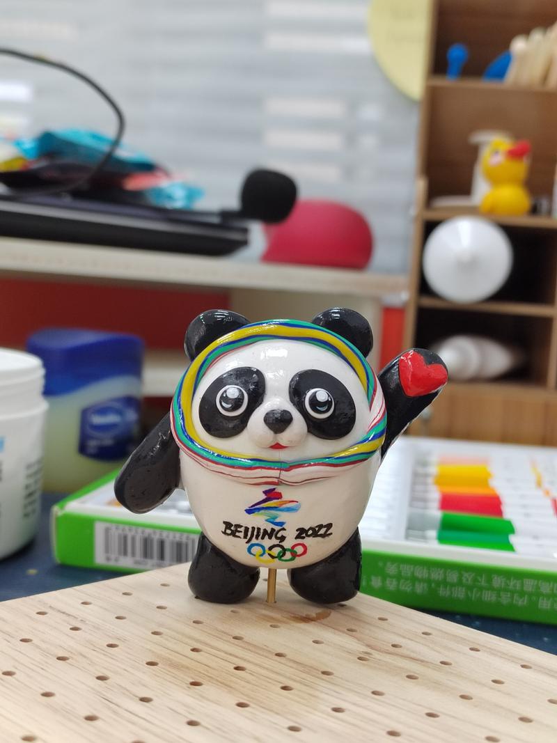 我的冰墩墩,彩泥和彩陶各来一个 先来个彩泥练练手,再做彩陶的就漂亮