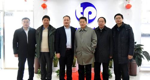 董事长王金鹏与调研组合影留念