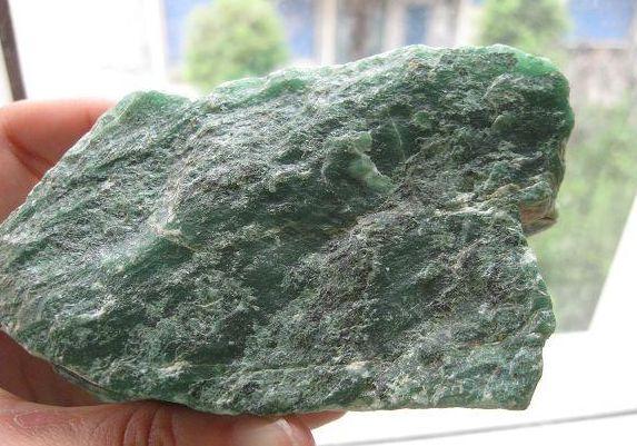 说不定哪天这种石头摇身一变成了玉石,可就值钱咯