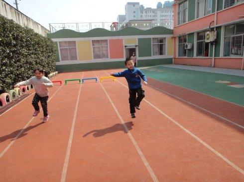 大班体育:单脚跳的大公鸡  活动目标:    1.