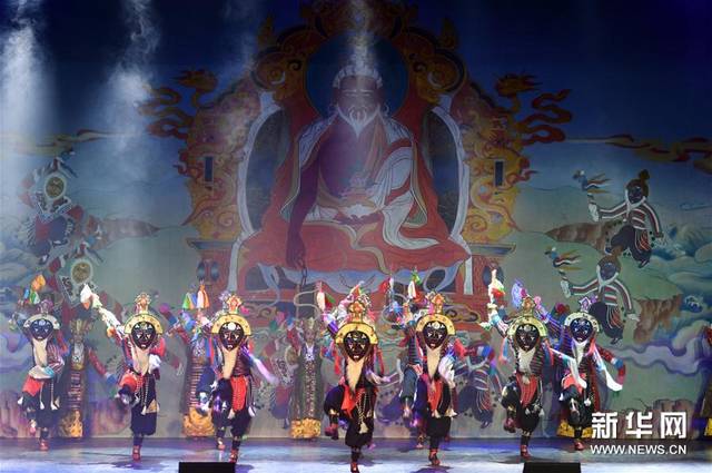 "南木特"藏戏《唐东杰布》在拉卜楞寺所在地上演