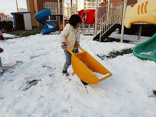 76一锹一铲雪77带孩子扫雪是小事中的大事