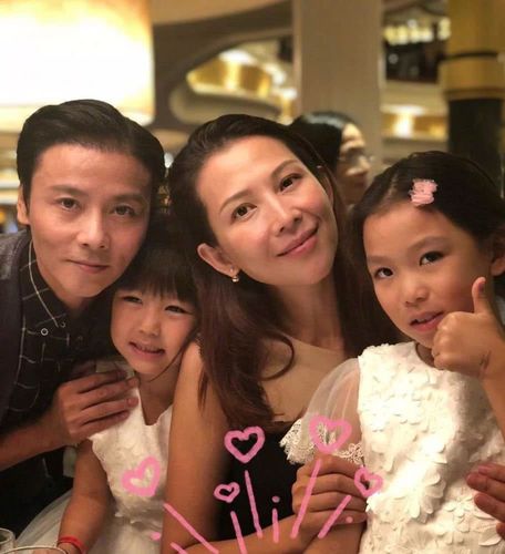 蔡少芬一家五口全家福三胎儿子乳名首曝光五官长相神似张晋