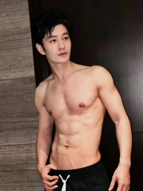 黄晓明晒健身照 这腹肌 这谁还敢说油腻 去油腻典型
