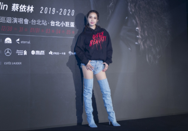 蔡依林身高1米56却偏偏爱穿各种前卫快40了收点心吧