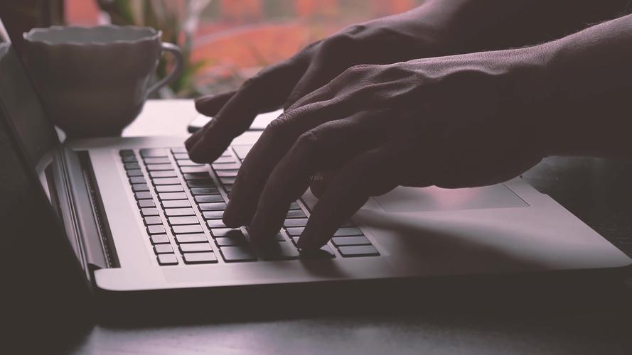 用笔记本电脑敲键盘_3840x2160_高清视频素材下载(:)