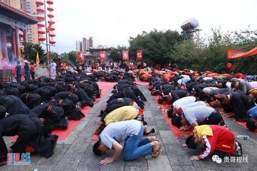图为:全场林氏宗亲向历代先祖三跪三拜.(贵哥视线:周宗贵摄)
