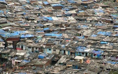 孟买开发贫民窟住宿:与垃圾堆仅隔一墙,臭气弥漫一晚近200元