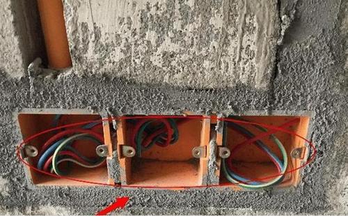 3,插座底盒安装在同一水平上,这样整体看上去美观,但间距其实还可以