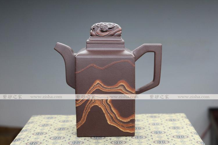我通过结合印章和篆刻艺术来与紫砂壶艺进行融合,再用胶泥手法把自然
