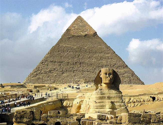 胡夫金字塔 "人们怕时间,时间却怕金字塔" 古希腊人把埃及金字塔列为