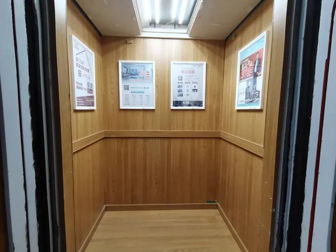 电梯空间不大,以木板四面包围,装修潮期间竟然也几乎闻不到异味.