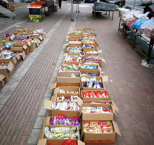 东北小城隆冬时节人行道上全是冰淇淋,冰棍铺天盖地一