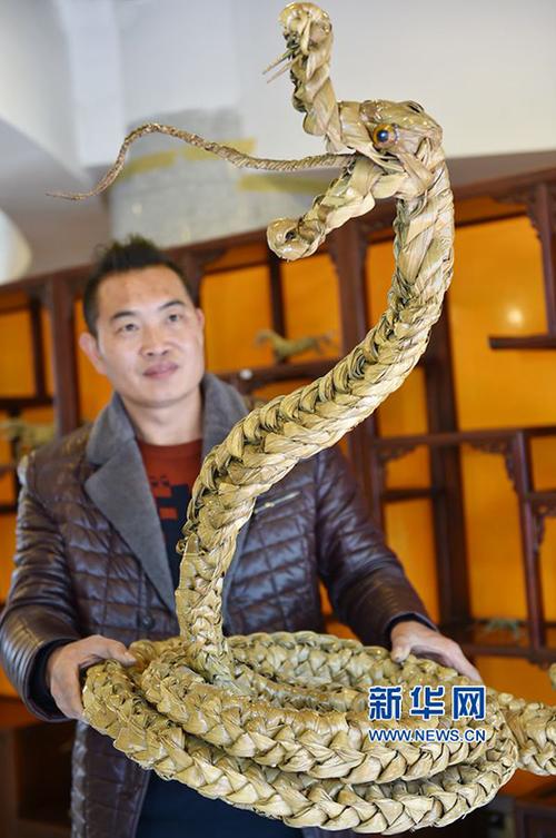 榈叶编织的"动物世界"   3月27日,王润鑫,今年43岁,是洛阳市棕编