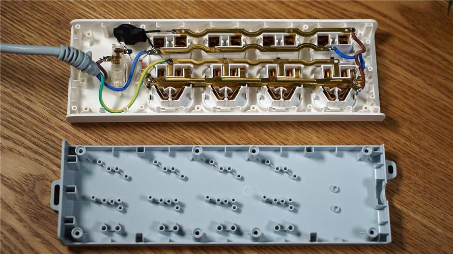 拆完螺丝,就能轻松拿开底座,看到公牛双重防雷插座的内部构造了.