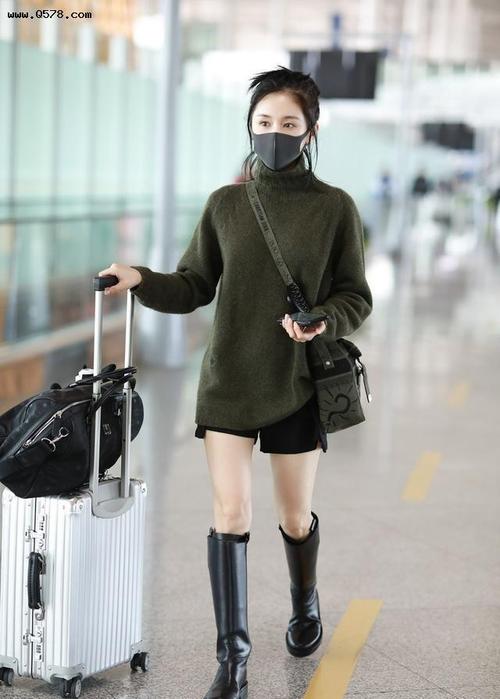 王子文机场街拍,身穿绿色针织衫搭配黑色短裤简约又显瘦,秀出白皙