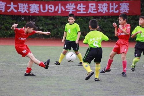 关于本次足球联赛,关于嘉定区青少年足球运动发展,小编还特地采访了几