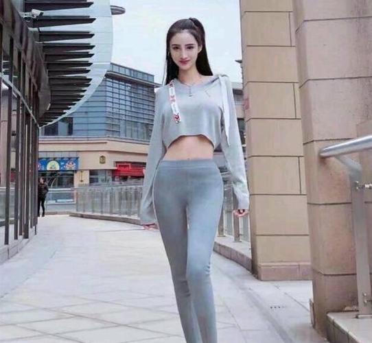 街拍,身穿牛仔热裤,搭配白色内衣,美女走过来,网友:养眼!