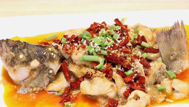"胡辣鱼"主要由胡椒粉和辣椒调味,因此具有"胡辣"口味!