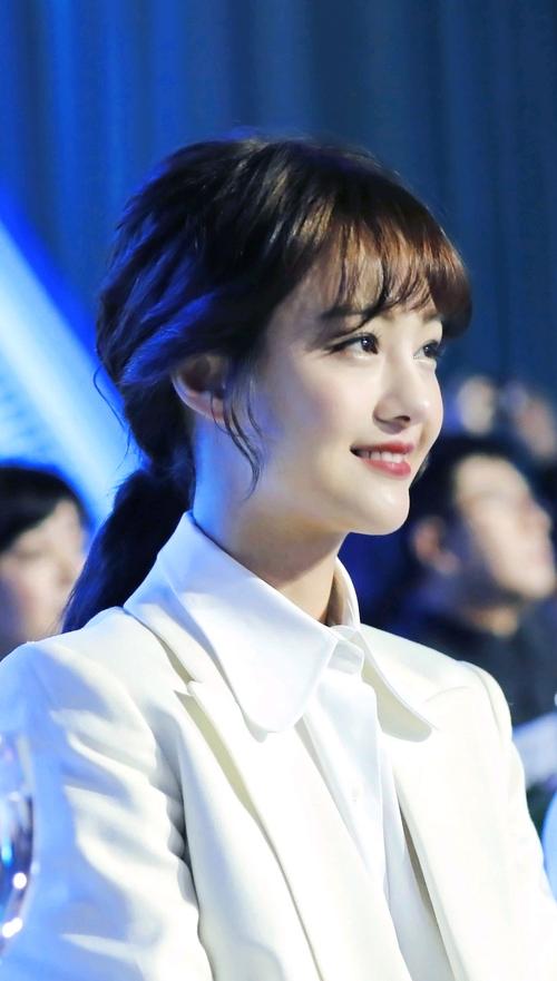 29岁郑爽还是那么的甜美,穿白西装配白衬衫,甜美中又不失正式感