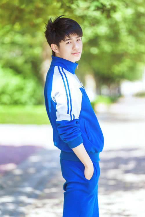 当男明星穿上校服后,本以为王一博够帅了,结果被林一惊艳!