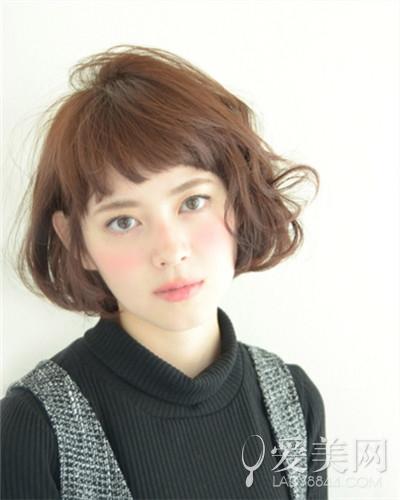 美容 美发 > 正文    精致不规则短卷发   眉毛之上长度的齐刘海,齐耳