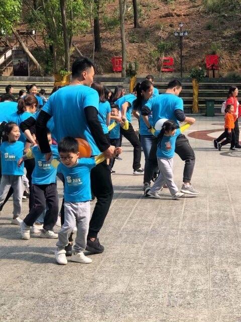 亲子游戏:螃蟹夹球