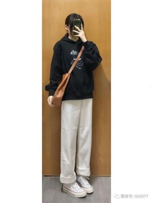 白色牛仔裤怎么搭配衣服和鞋子好看