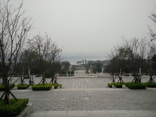 这是纳溪镇螃海岛的麒麟广场的远景.