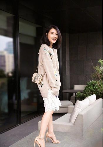 高圆圆美上热搜,"冻龄女神"的优雅穿搭,值得40 的女人