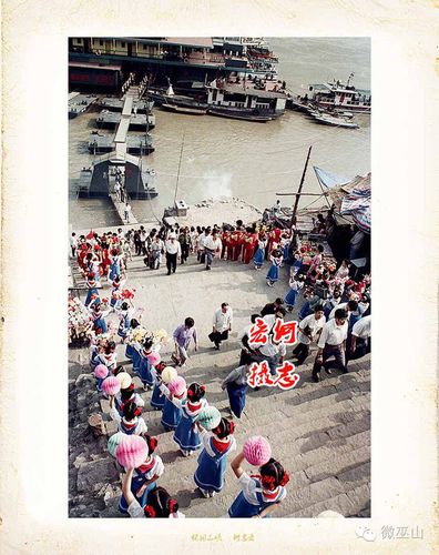 东邻湖北省巴东县,西接奉节县,南与湖北省建始县毗连,北与巫溪县及