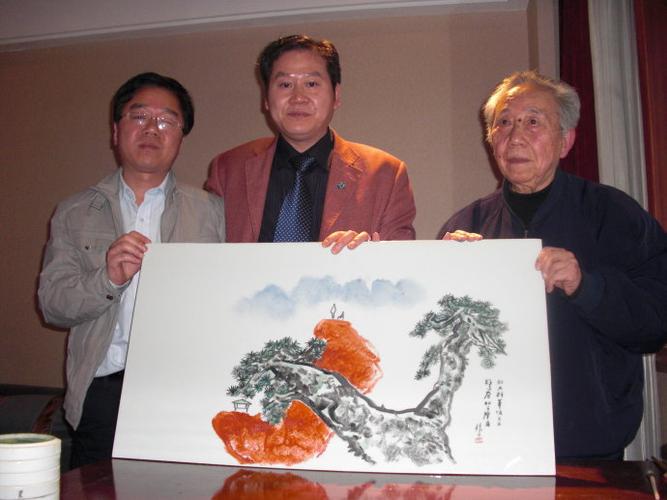 中国党建画院院长张文祥为中外各届精英颁奖