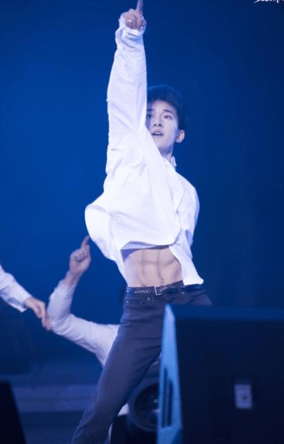 肖战不亏称肖魂这一段舞蹈露出了一把小蛮腰