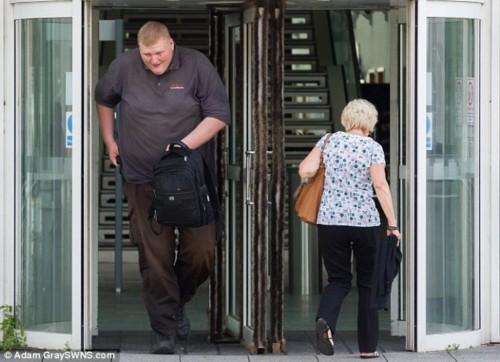 英国『巨人』因身高躲过牢狱之灾