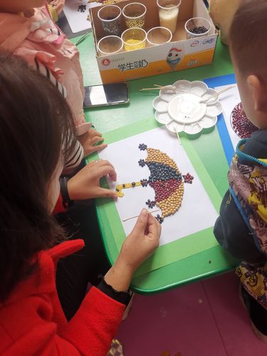 《丰收的秋天》——周庄镇中心幼儿园小班亲子课堂粘贴画活动