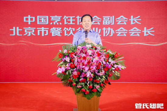 右:管氏翅吧创始人,董事长 管其兵