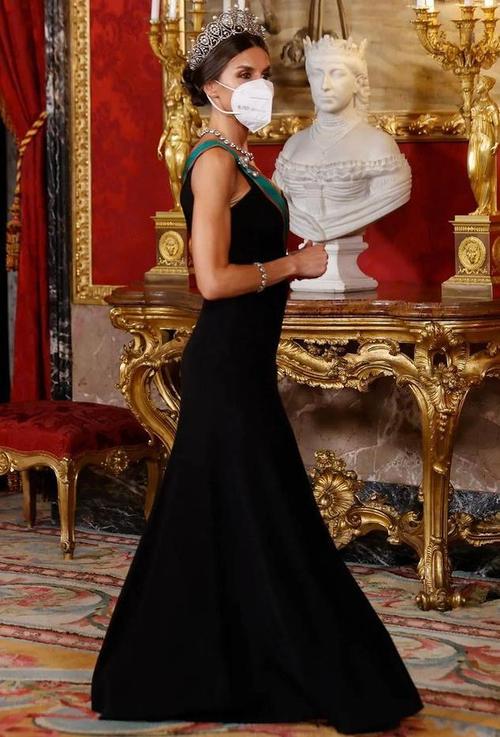 西班牙王后太美了!穿鱼尾黑色礼服身姿婀娜,钻石王冠华丽闪耀
