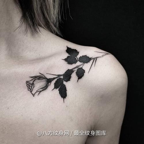 济宁工程老板井先生的锁骨黑灰玫瑰纹身