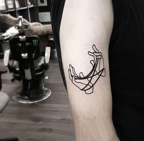 极简线条纹身 男生手臂上黑色的手部纹身图案