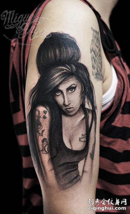 肩部灰色手绘艾米怀恩豪斯肖像纹身