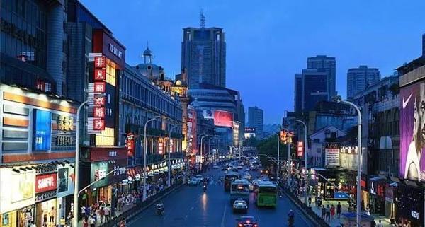 gdp属于武汉市最高的一个区,拥有众多大型的商业区,未来无可限量