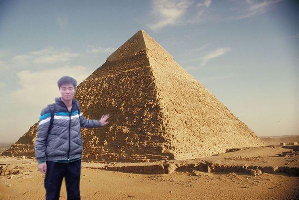 求ps高手把我自己的照片抠出来,放到金字塔那张图片上面,这是我们的