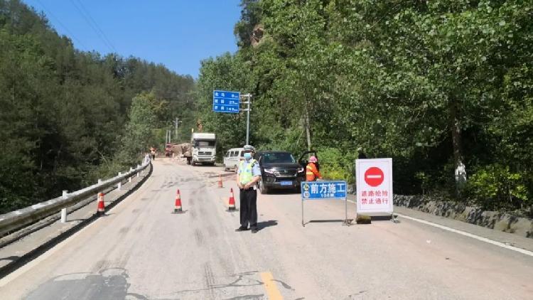 g211国道走马镇山体塌方路段已恢复半幅道路通行