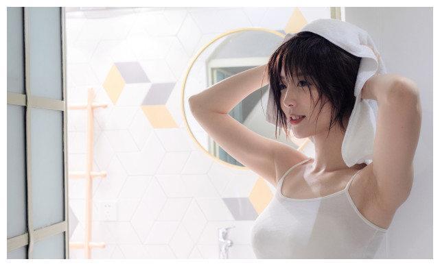 带女友回家她不停洗澡喷香水,正疑惑时母亲说句话我脸色大变