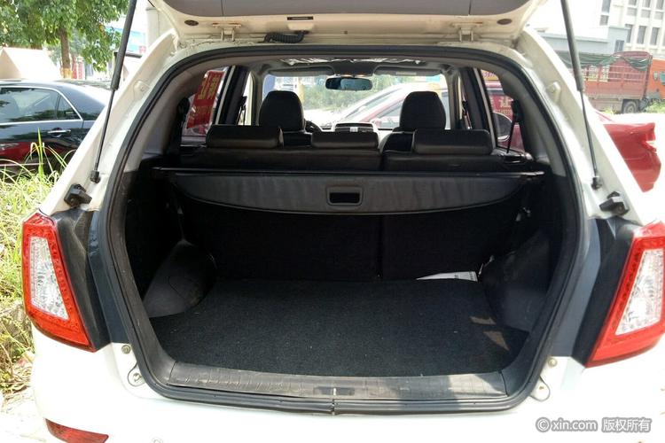 力帆汽车x60后备箱