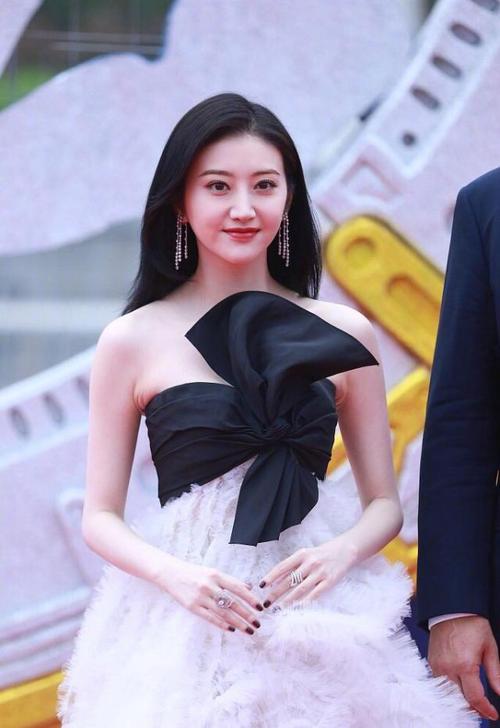 有种生图叫"景甜很美",薄纱牛奶裙尽显曼妙身姿,刷新审美高度