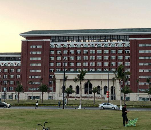 办学地点不同中山大学珠海校区地址位于珠海,而中山大学本部是在广州