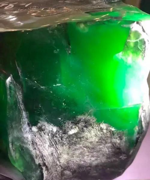 玩翡翠60年的老玩家都没见的极品翡翠原石,让你一睹为