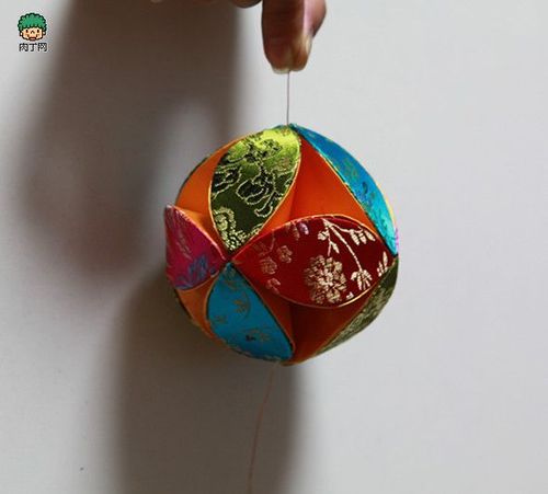 绸缎带绣球的制作方法 布艺绣球挂件的手工diy图解-╭